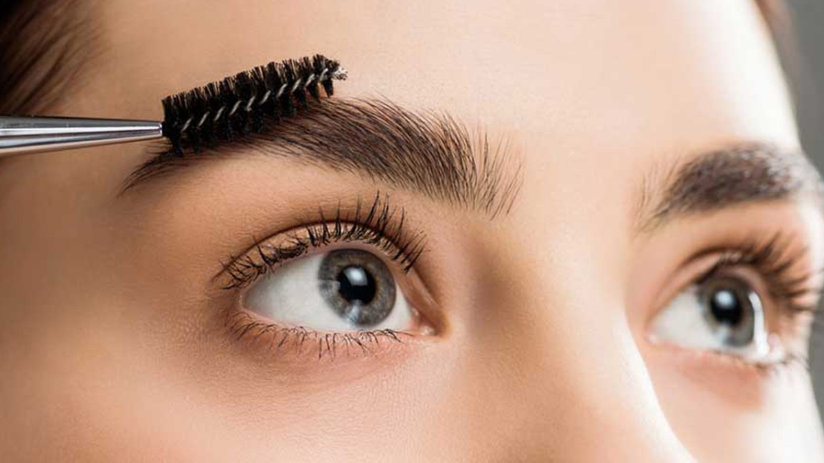 صابون ابرو چیست؟ راهی برای ابروهایی مرتب و خوشفرم 1 woman with gray eyes who raised her eyebrows صابون ابرو چیست؟ راهی برای ابروهایی مرتب و خوشفرم